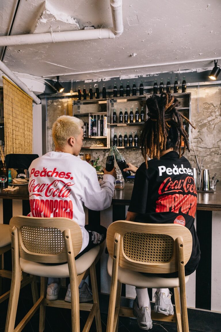 코카-콜라 X 피치스 X 슈퍼팝 컬래버레이션 패션 아이템 출시