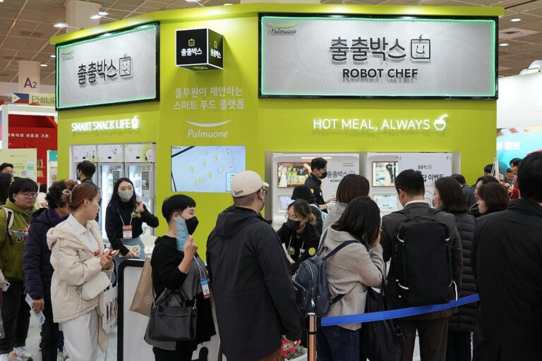 풀무원, 서울국제식품산업전에서 무인 즉석조리 자판기 ’로봇셰프’ 선보여…스마트 푸드 플랫폼 사업 본격 확장
