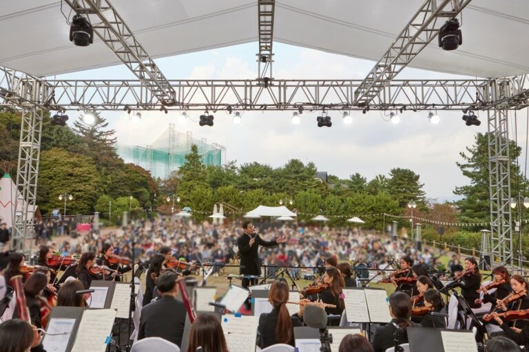 호텔쇼부터 야외콘서트까지! 워커힐 호텔앤리조트, 도심 속 ‘아트캉스 호텔’로 주목