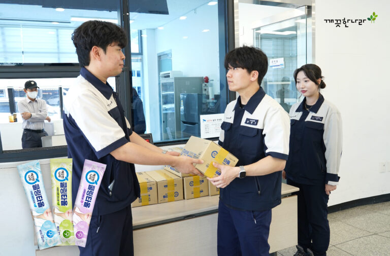 깨끗한나라, 여름철 온열질환 예방 위해 청주공장 임직원에 쿨링타올 지급